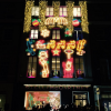 Le magasin Stella McCartney de Bruton Street à Londres, illuminée pour les Fêtes.