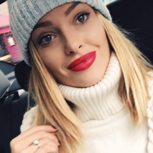 Caroline Receveur - Ses lèvres rouges font le buzz ! Novembre 2015.