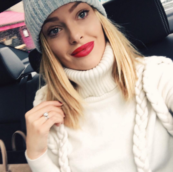 Caroline Receveur - Ses lèvres rouges font le buzz ! Novembre 2015.