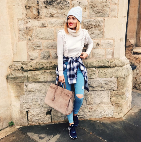 Caroline Receveur, sublime en simple jean et pull col roulé. Novembre 2015.