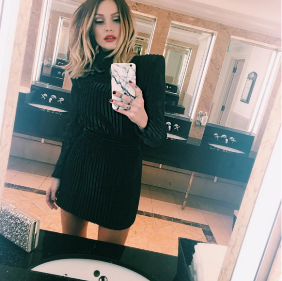 Caroline Receveur sexy en petite robe noire. Novembre 2015.
