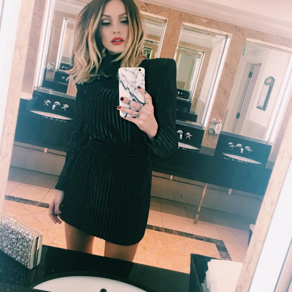 Caroline Receveur sexy en petite robe noire. Novembre 2015.