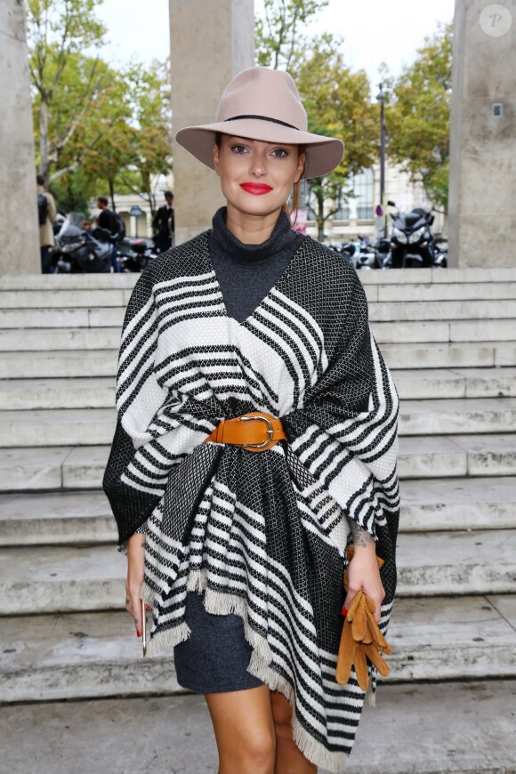 Caroline Receveur - Arrivées au défilé de mode "Agnès b", collection prêt-à-porter printemps-été 2016, au Palais de Tokyo à Paris. Le 6 Octobre 2015