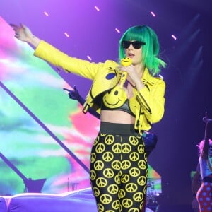 Katy Perry a démarré sa tournée "Prismatic Tour" en donnant son premier concert à Belfast. Le 7 mai 2014