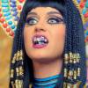 Katy Perry porte un Grillz joue les Cléopâtre dans son nouveau clip "Dark Horse".