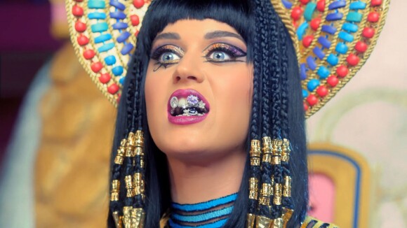Katy Perry porte un Grillz joue les Cléopâtre dans son nouveau clip "Dark Horse".