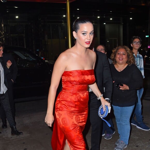 Katy Perry arrive à la soirée Change Begins Within, au profit de la fondation David Lynch au Russian Tea Room à New York, le 4 novembre 2015