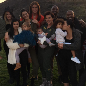 Les membres de la famille Kardashian-Jenner-West fêtent Thanksgiving sur les collines de Los Angeles. Photo publiée le 26 novembre 2015.