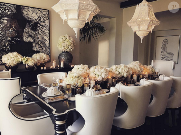 Table fleurie pour le dîner de Thanksgiving de la famille Kardashian-Jenner-West. Photo publiée le 26 novembre 2015.