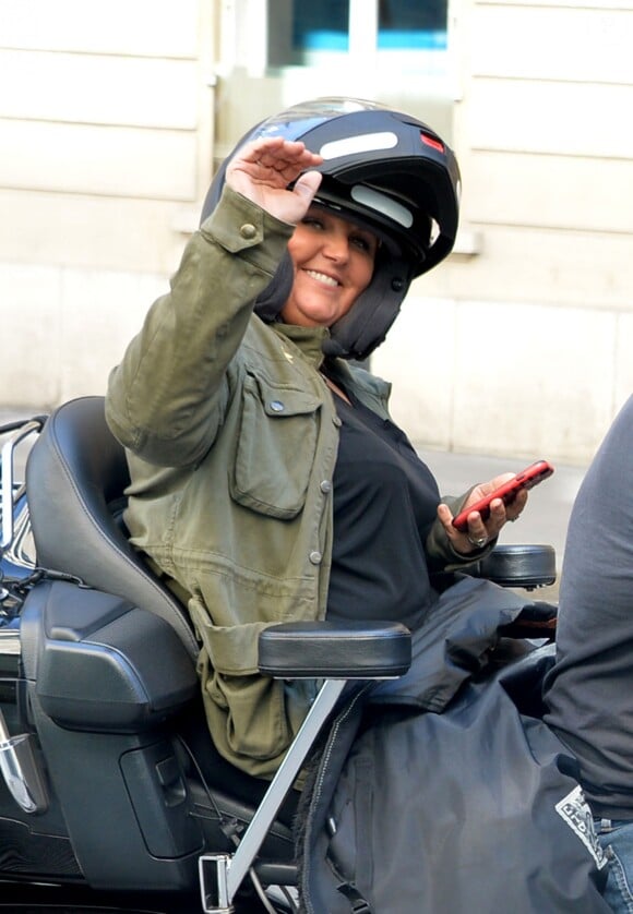 Exclusif - Valérie Damidot nous salue depuis sa moto taxi à Paris le 10 septembre 2015.