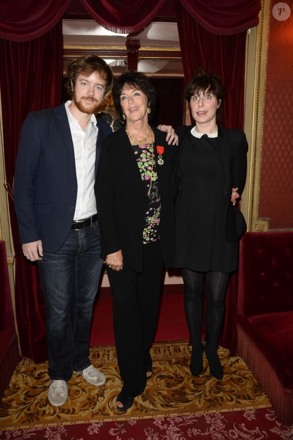 Anny Duperey, son fils Gaël Giraudeau et sa compagne Anne Auffret - Anny Duperey reçoit la médaille d'Officier de la Légion d'Honneur au théâtre du Palais Royal à Paris. Le 6 octobre 2014.