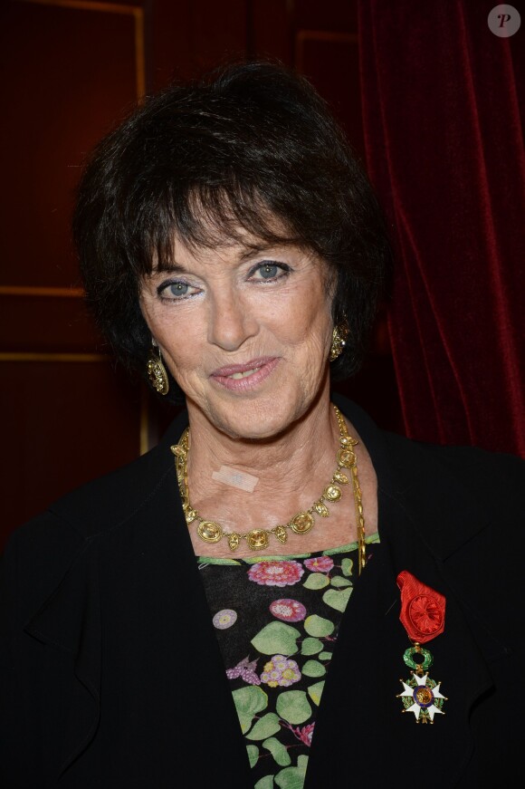 Anny Duperey - Anny Duperey reçoit la médaille d'Officier de la Légion d'Honneur au théâtre du Palais Royal à Paris. Le 6 octobre 2014.