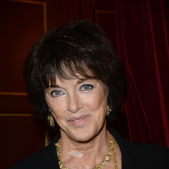 Anny Duperey - Anny Duperey reçoit la médaille d'Officier de la Légion d'Honneur au théâtre du Palais Royal à Paris. Le 6 octobre 2014.