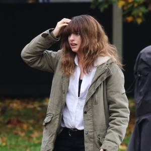 Exclusif - Anne Hathaway sur le tournage du film 'Colossal' à Vancouver, le 19 octobre 2015.