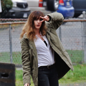 Exclusif - Anne Hathaway sur le tournage du film 'Colossal' à Vancouver, le 19 octobre 2015.