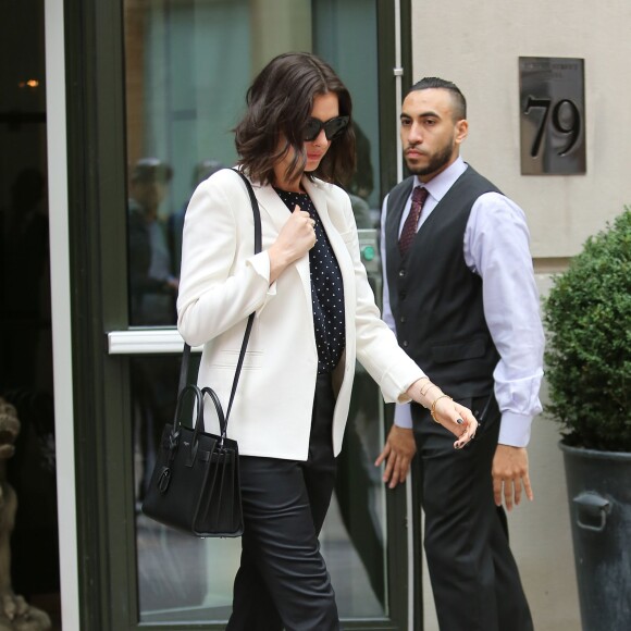 Anne Hathaway sort de l'hôtel Crosby, où elle est allée faire la promotion du film "The Intern. New York, le 23 septembre 2015