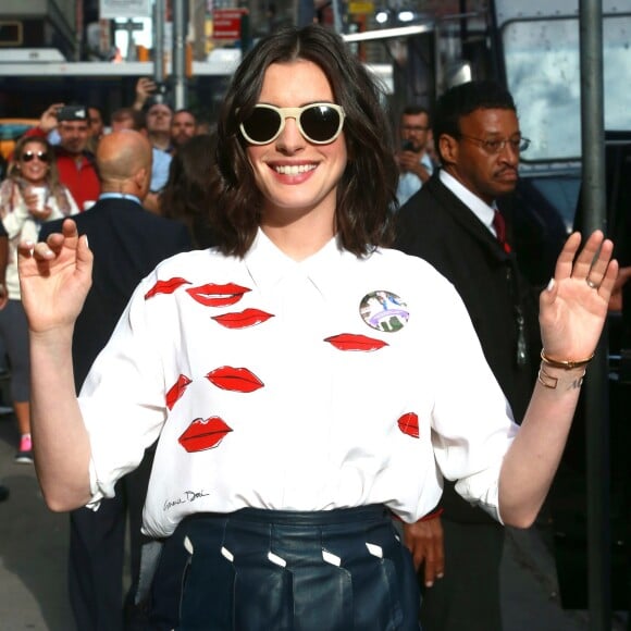 Anne Hathaway arrive hyper lookée à l'émission Good Morning America à New York le 23 septembre 2015.