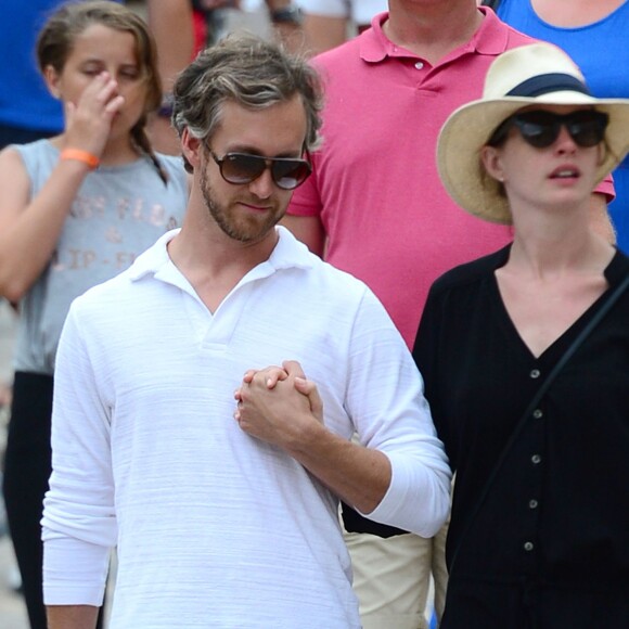 Anne Hathaway et son mari Adam Shulman en vacances avec des amis à Ibiza, le 15 août 2015.