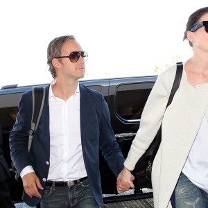 Anne Hathaway et son mari Adam Shulman arrivent à l'aéroport LAX de Los Angeles le 17 septembre 2015