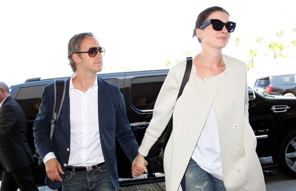 Anne Hathaway et son mari Adam Shulman arrivent à l'aéroport LAX de Los Angeles le 17 septembre 2015