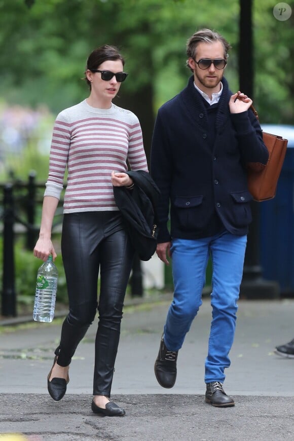 Anne Hathaway et son mari Adam Shulman sont allés au théâtre à New York, le 22 mai 2015