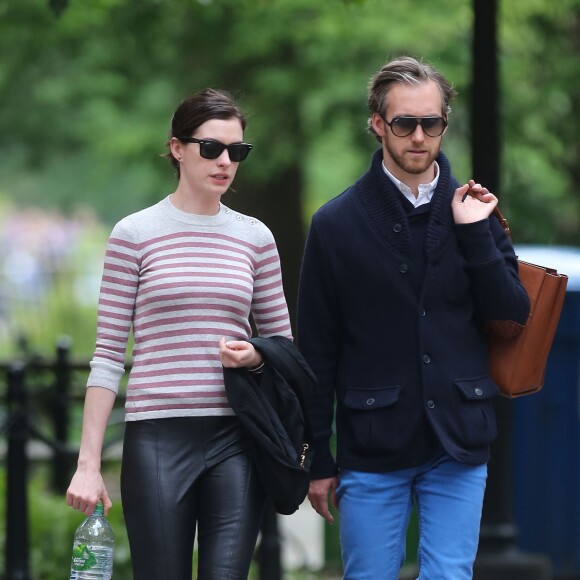 Anne Hathaway et son mari Adam Shulman sont allés au théâtre à New York, le 22 mai 2015