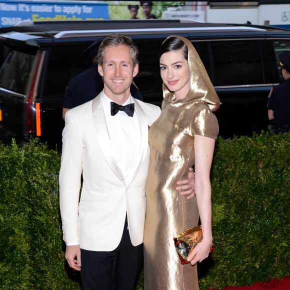 Adam Shulman et sa femme Anne Hathaway - Soirée Costume Institute Gala 2015 (Met Ball) au Metropolitan Museum célébrant l'ouverture de Chine: à travers le miroir à New York, le 4 mai 2015.