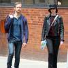 Anne Hathaway et son mari Adam Shulman se promènent dans les rues de New York, le 26 avril 2015
