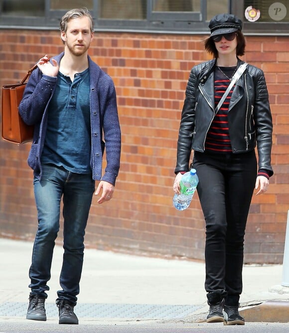Anne Hathaway et son mari Adam Shulman se promènent dans les rues de New York, le 26 avril 2015