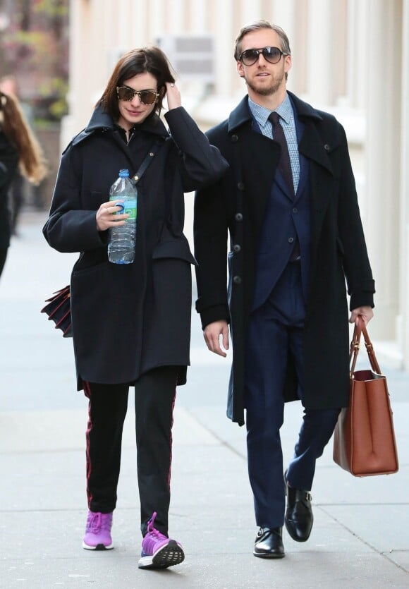 Anne Hathaway et son mari Adam Shulman se promènent à New York, le 24 avril 2015.