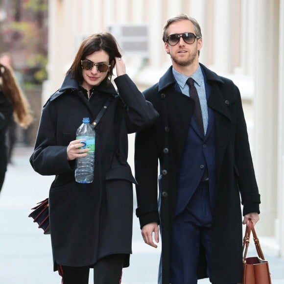 Anne Hathaway et son mari Adam Shulman se promènent à New York, le 24 avril 2015.