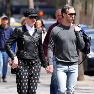 Anne Hathaway se promène avec son mari Adam Shulman à New York, le 19 avril 2015.