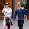 Anne Hathaway et son mari Adam Shulman se promènent dans les rues à New York le 17 Avril 2015
