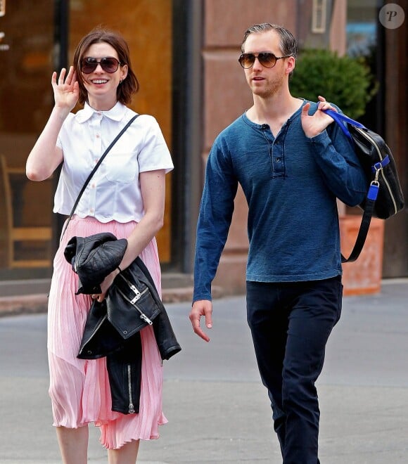 Anne Hathaway et son mari Adam Shulman se promènent dans les rues à New York le 17 Avril 2015