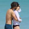 Anne Hathaway et son mari Adam Shulman profitent de la plage à Miami, le 9 mars 2014.