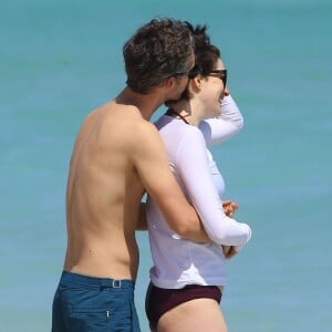 Anne Hathaway et son mari Adam Shulman profitent de la plage à Miami, le 9 mars 2014.