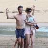 Anne Hathaway et son mari Adam Shulman en vacances a Hawaii, le 9 janvier 2014. L'actrice montre qu'elle a la fibre maternelle alors qu'elle s'occupe du bebe de ses amis.