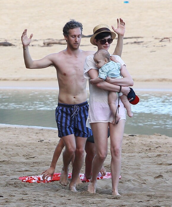 Anne Hathaway et son mari Adam Shulman en vacances a Hawaii, le 9 janvier 2014. L'actrice montre qu'elle a la fibre maternelle alors qu'elle s'occupe du bebe de ses amis.