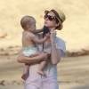 Anne Hathaway en vacances a Hawaii, le 9 janvier 2014. L'actrice montre qu'elle a la fibre maternelle alors qu'elle s'occupe du bebe de ses amis.