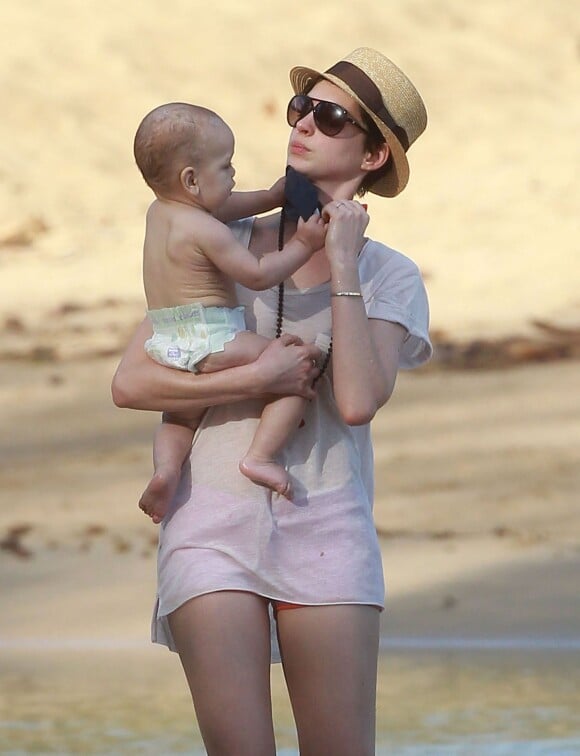 Anne Hathaway en vacances a Hawaii, le 9 janvier 2014. L'actrice montre qu'elle a la fibre maternelle alors qu'elle s'occupe du bebe de ses amis.