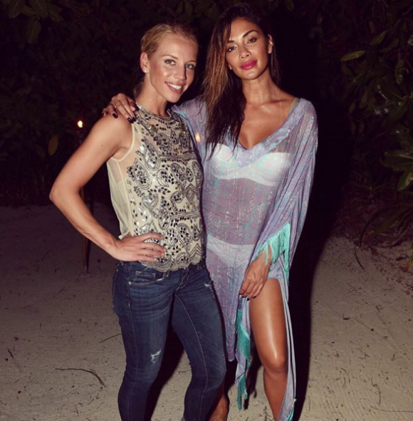 Nicole Scherzinger à Hawaï avec sa soeur Keala fin novembre 2015