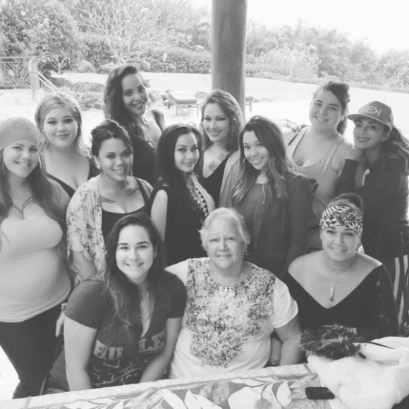 Nicole Scherzinger en famille pour Thanksgiving à Hawaï fin novembre 2015