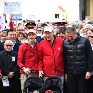 Le prince Albert II de Monaco et la princesse Charlene ont participé avec leurs jumeaux le prince Jacques et la princesse Gabriella, dimanche 29 novembre 2015, à une "Marche pour le Climat" organisée à Monaco par la Fondation Prince Albert II en prélude à la COP21, sommet sur le réchauffement climatique du 30 novembre au 11 décembre à Paris. © Bruno Bebert / Bestimage