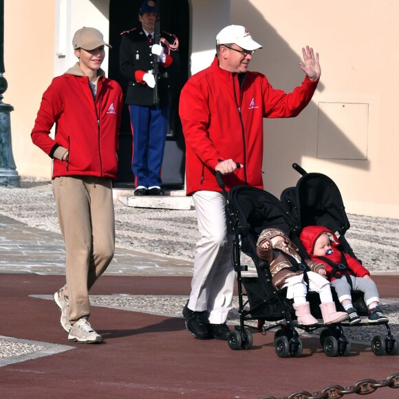 Le prince Albert II de Monaco et la princesse Charlene ont participé avec leurs jumeaux le prince Jacques et la princesse Gabriella, dimanche 29 novembre 2015, à une "Marche pour le Climat" organisée à Monaco par la Fondation Prince Albert II en prélude à la COP21, sommet sur le réchauffement climatique du 30 novembre au 11 décembre à Paris. © Bruno Bebert / Bestimage