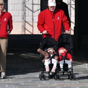 Le prince Albert II de Monaco et la princesse Charlene ont participé avec leurs jumeaux le prince Jacques et la princesse Gabriella, dimanche 29 novembre 2015, à une "Marche pour le Climat" organisée à Monaco par la Fondation Prince Albert II en prélude à la COP21, sommet sur le réchauffement climatique du 30 novembre au 11 décembre à Paris. © Bruno Bebert / Bestimage