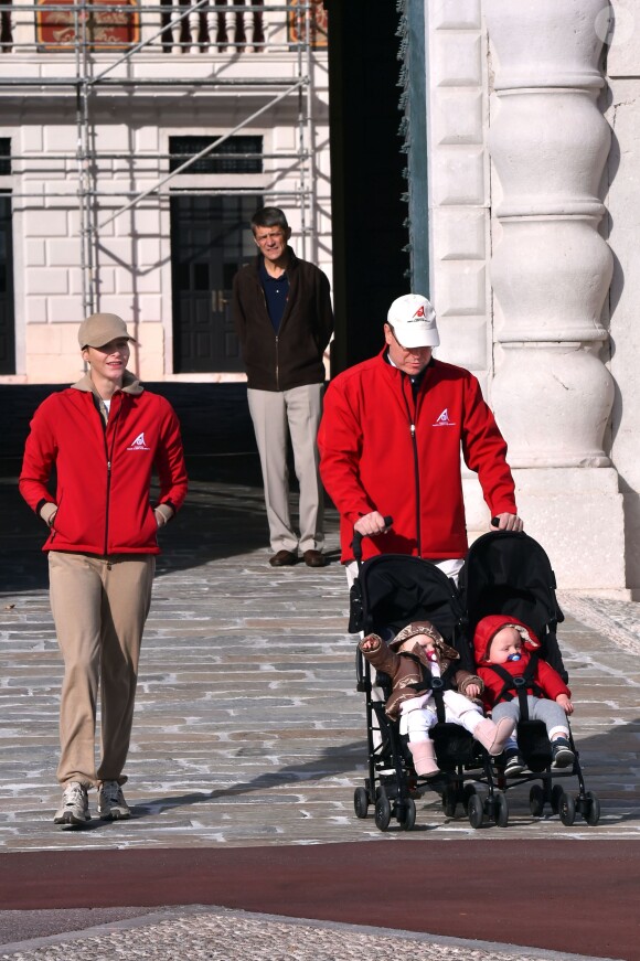 Le prince Albert II de Monaco et la princesse Charlene ont participé avec leurs jumeaux le prince Jacques et la princesse Gabriella, dimanche 29 novembre 2015, à une "Marche pour le Climat" organisée à Monaco par la Fondation Prince Albert II en prélude à la COP21, sommet sur le réchauffement climatique du 30 novembre au 11 décembre à Paris. © Bruno Bebert / Bestimage