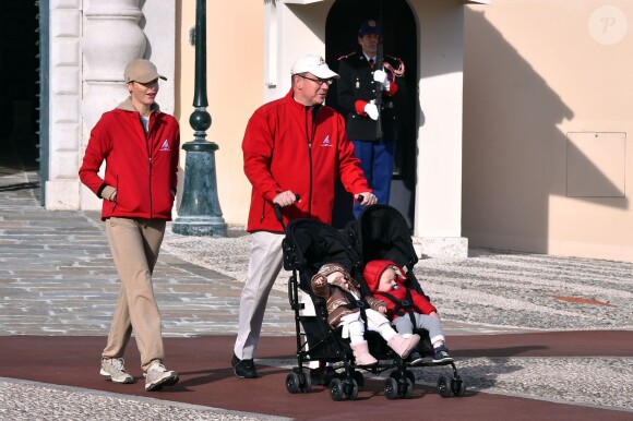 Le prince Albert II de Monaco et la princesse Charlene ont participé avec leurs jumeaux le prince Jacques et la princesse Gabriella, dimanche 29 novembre 2015, à une "Marche pour le Climat" organisée à Monaco par la Fondation Prince Albert II en prélude à la COP21, sommet sur le réchauffement climatique du 30 novembre au 11 décembre à Paris. © Bruno Bebert / Bestimage