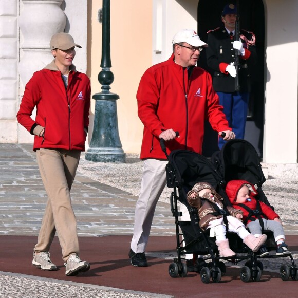 Le prince Albert II de Monaco et la princesse Charlene ont participé avec leurs jumeaux le prince Jacques et la princesse Gabriella, dimanche 29 novembre 2015, à une "Marche pour le Climat" organisée à Monaco par la Fondation Prince Albert II en prélude à la COP21, sommet sur le réchauffement climatique du 30 novembre au 11 décembre à Paris. © Bruno Bebert / Bestimage