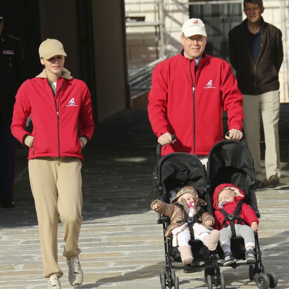 Le prince Albert II et la princesse Charlene de Monaco ainsi que leurs jumeaux le prince Jacques et la princesse Gabriella ont participé en famille dimanche 29 novembre 2015 à une "Marche pour le Climat" organisée à Monaco par la Fondation Prince Albert II en prélude à la COP21, sommet sur le réchauffement climatique du 30 novembre au 11 décembre à Paris. © Claudia Albuquerque / Bestimage