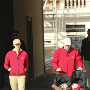 Le prince Albert II et la princesse Charlene de Monaco ainsi que leurs jumeaux le prince Jacques et la princesse Gabriella ont participé en famille dimanche 29 novembre 2015 à une "Marche pour le Climat" organisée à Monaco par la Fondation Prince Albert II en prélude à la COP21, sommet sur le réchauffement climatique du 30 novembre au 11 décembre à Paris. © Claudia Albuquerque / Bestimage